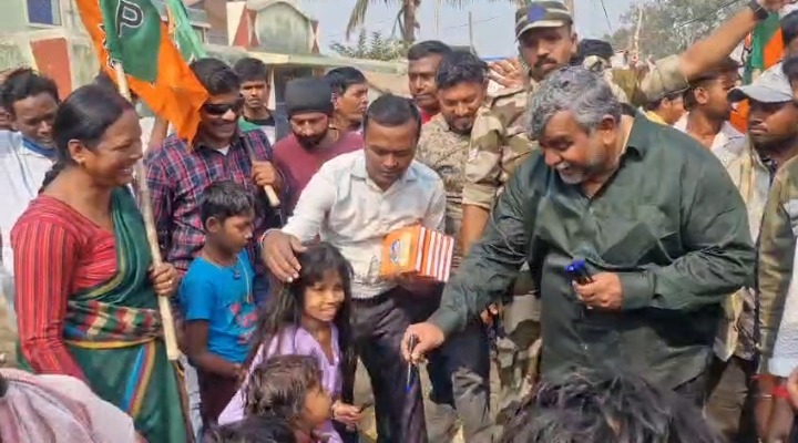 पांडवेश्वर में गीता वितरण पर हंगामा, भाजपा ने लगाया लोकतंत्र कुचलने का आरोप