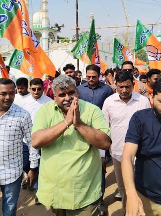 पांडेश्वर में जितेंद्र तिवारी का जनसंपर्क तेज, पूजा कर घर-घर पहुंचे भाजपा प्रत्याशी