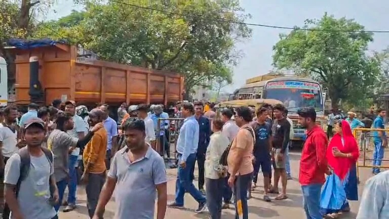 जामुड़िया में अनियंत्रित डंपर का कहर, हाईवे पर हादसे से आक्रोशित लोग उतरे सड़क 4 IMG 20260320 WA0110