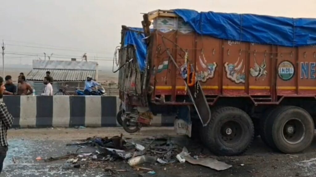 गलसी में तेज रफ्तार बस की ट्रक से टक्कर, वृद्ध महिला की मौत, 15 घायल 3 IMG 20260325 WA0086