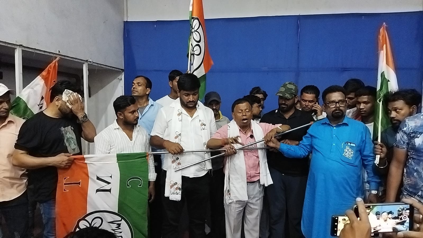 रानीगंज में 300 समर्थकों का दलबदल, तृणमूल ने बढ़त, भाजपा-सीपीएम ने लगाए आरोप