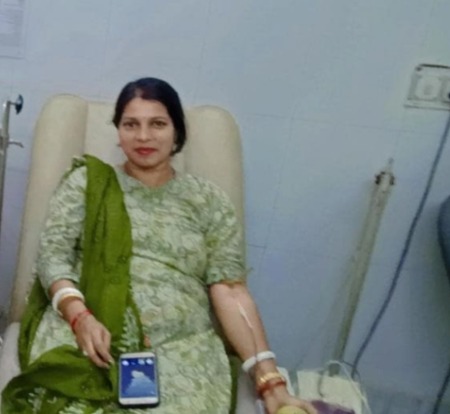 आधी रात रक्तदान कर महिला ने बचाई किशोरी की जान, मानवता की मिसाल