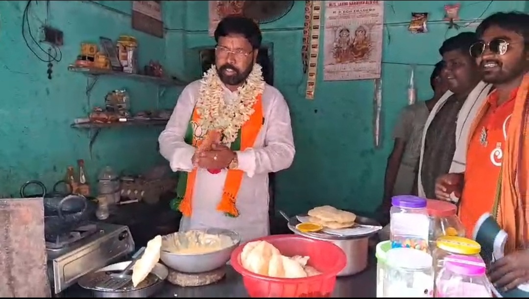 दुर्गापुर में चॉप तलकर भाजपा प्रत्याशी ने साधा जनसंपर्क, बढ़ी सियासी गर्मी