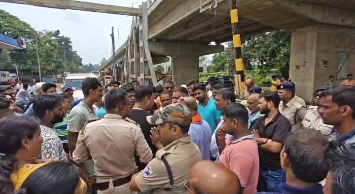 कुमारपुर में संपर्क मार्ग बंद करने पर विरोध, रेलवे से वार्ता के बाद ही निर्णय लेने की स्थानीय लोगों ने मांग उठाई 2 IMG 20260803 WA0035