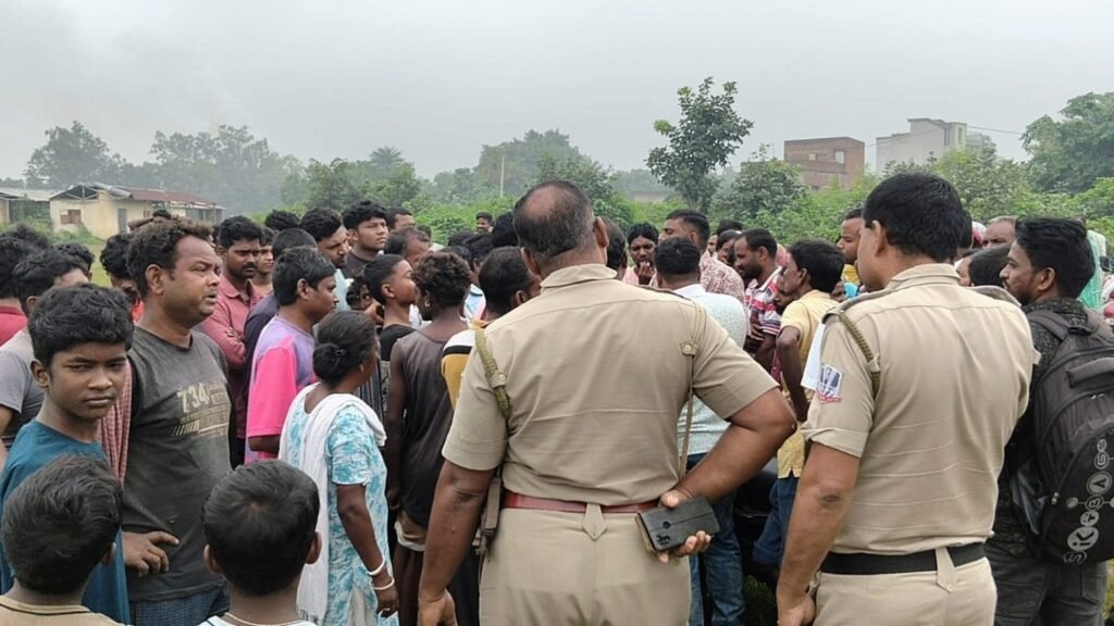 पचास साल पुराने खेल मैदान पर कब्जे की कोशिश से बवाल, रात में जेसीबी चलने पर ग्रामीणों में आक्रोश 2 IMG 20260806 WA0061
