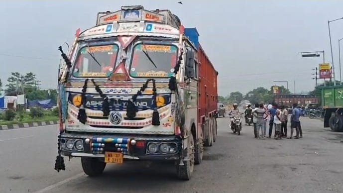 डुबुर्डिही जांच चौकी पर मवेशियों से भरा ट्रक पकड़ा, चालक समेत चार हिरासत में, तस्करी की आशंका 4 IMG 20260810 WA0036