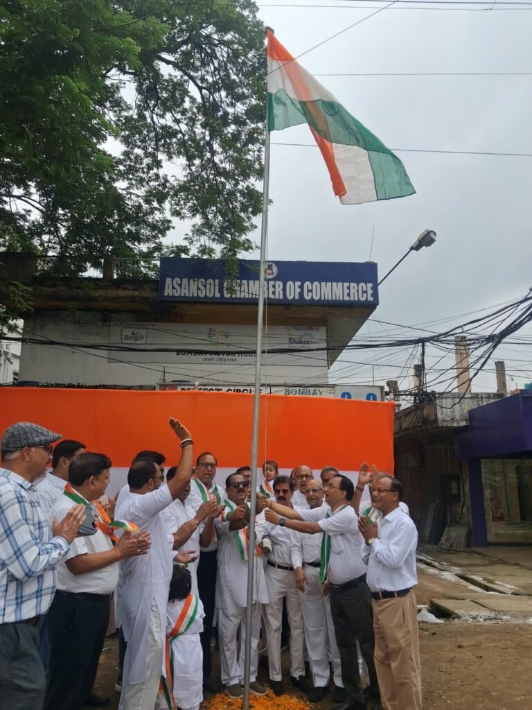 तिरंगे की छांव में गूंजा राष्ट्रप्रेम, आसनसोल चैंबर ने राहगीरों संग बांटी स्वतंत्रता दिवस की मिठास 2 IMG 20260815 WA0080