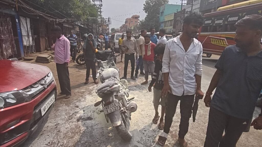 रानीगंज में चलती बाइक में लगी आग, दंपती बाल-बाल बचे, दुकानदारों ने तुरंत बुझाई लपटें 2 IMG 20260907 WA0034
