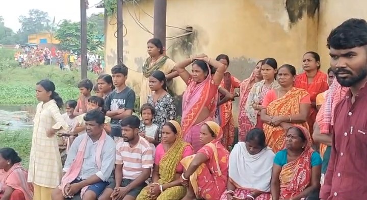 अंडाल में जलाशय में युवक के डूबने की आशंका, साइकिल कपड़े मिलने पर खोज अभियान 2 IMG 20260912 WA0043