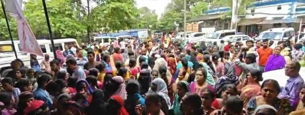 अन्नपूर्णा योजना की राशि नहीं मिलने पर आसनसोल में महिलाओं का प्रदर्शन, एसडीओ कार्यालय के बाहर जाम 2 IMG 20260921 WA0042