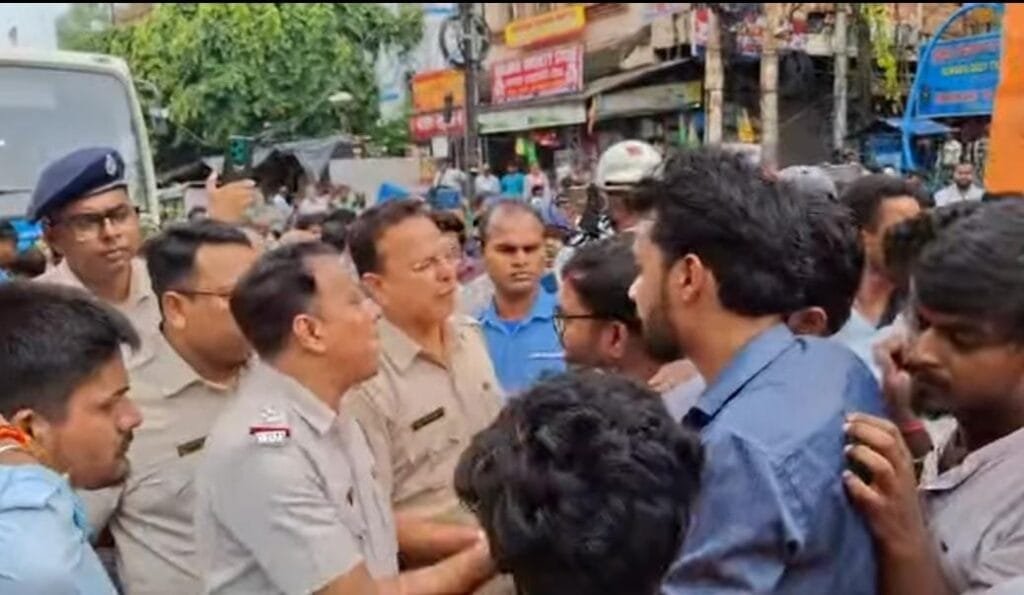 बीबी कॉलेज मारपीट मामले में गिरफ्तारी की मांग, अभाविप कार्यकर्ताओं ने थाने के बाहर किया प्रदर्शन