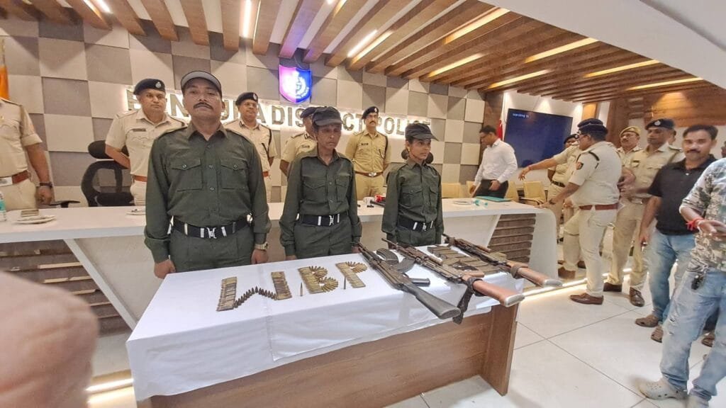 बांकुड़ा में तीन शीर्ष माओवादी नेताओं ने हथियार डाले, दो दशक बाद मुख्यधारा में लौटने का निर्णय 2 IMG 20260924 WA0059