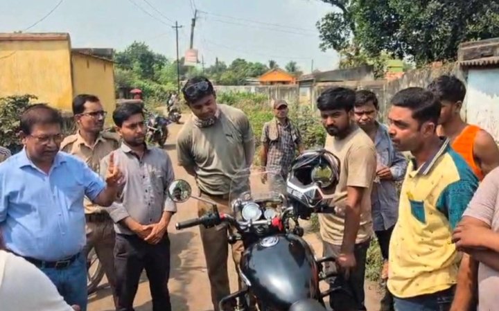 पांडवेश्वर में कोयला वाहनों के आवागमन के विरोध में ग्रामीणों ने सड़क जाम किया 2 IMG 20261004 WA0045